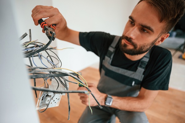 Un elettricista si occupa dei problemi degli impianti elettrici.